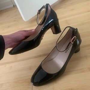 Repetto Classic/Vintage closed-toe shiny black shoes
